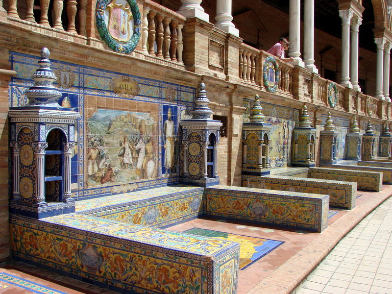 Het plein van het Plaza de EspaÃ±a is gevormd als een enorme halve cirkel met 52 fresco's waarop alle Spaanse provincies zijn afgebeeld in Azulejos (typische Andalusische tegeltjes).
