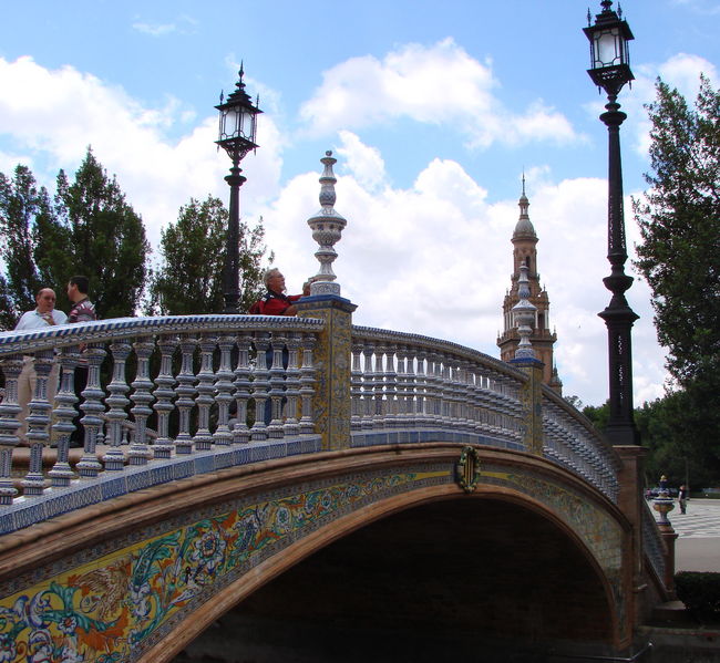 Het middenplein van het Plaza de Espana wordt verbonden door een aantal betegelde bruggetjes.
