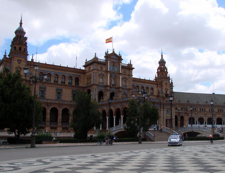 Het halvemaanvormige Plaza de EspaÃ±a is een van de meest herkenbare pleinen van Sevilla.
