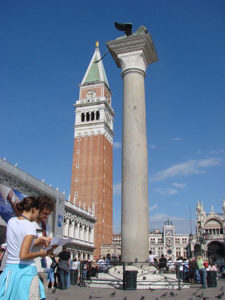 de Campanile en Zuil met Gevleugelde Leeuw, symbool van San Marco
