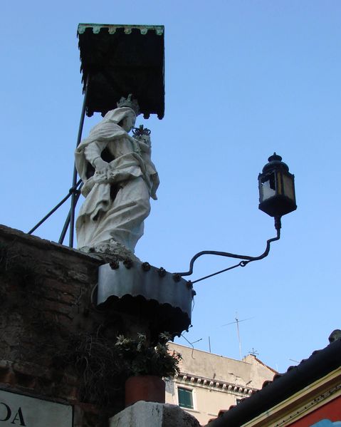 Madonnabeeld ergens op een straathoek
