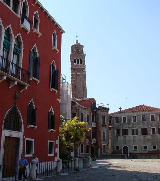 VenetiÃ« heeft meer scheve torens dan Pisa.

