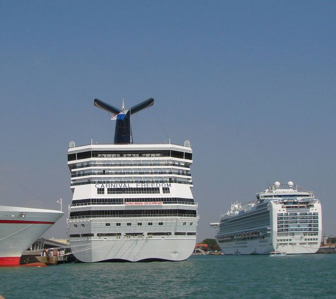 the Carnival Freedom en the Emerald Princess.
