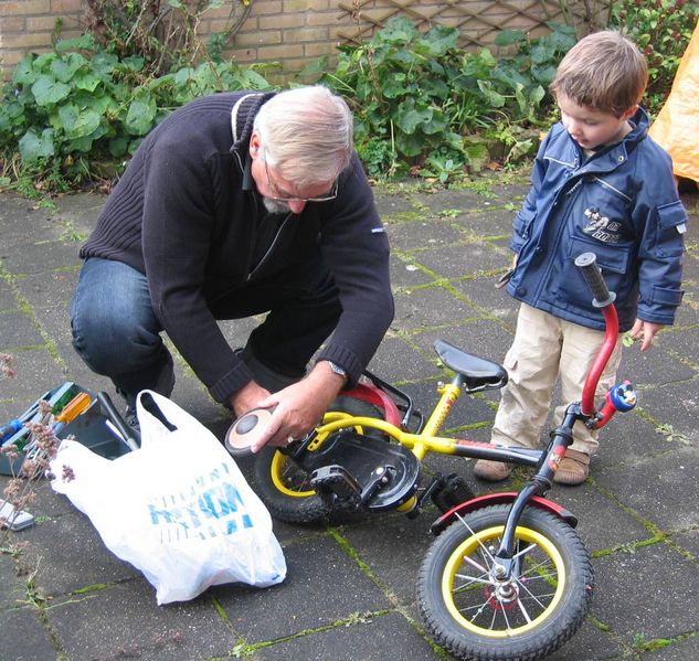 nov.07 - Fiets maken met opa.
