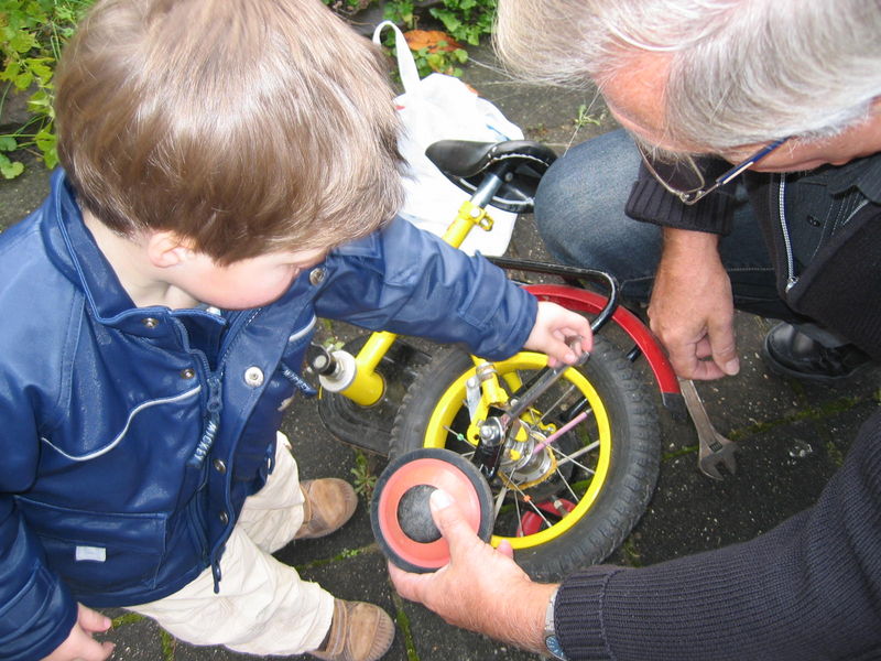 Nov.07 Fiets maken met opa.
