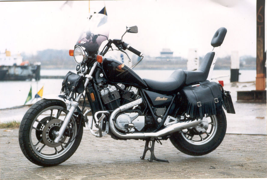 motorfiets_honda_vt700_shadow.jpg